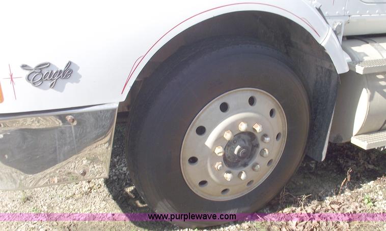 image for item C5753 1993 International 9400 Eagle semi truck