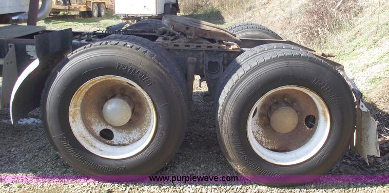 image for item C5753 1993 International 9400 Eagle semi truck