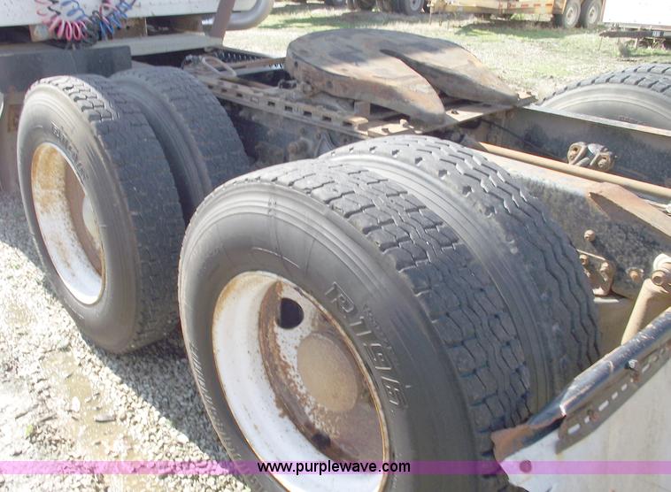 image for item C5753 1993 International 9400 Eagle semi truck