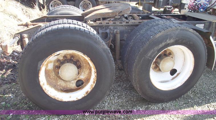 image for item C5753 1993 International 9400 Eagle semi truck