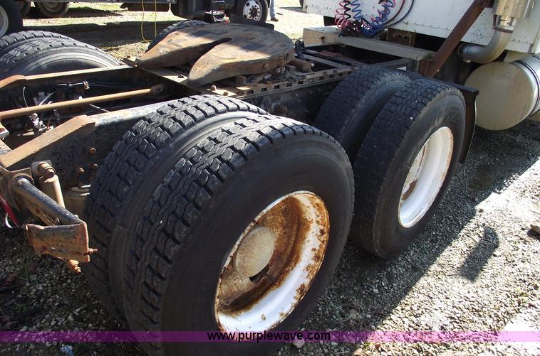 image for item C5753 1993 International 9400 Eagle semi truck