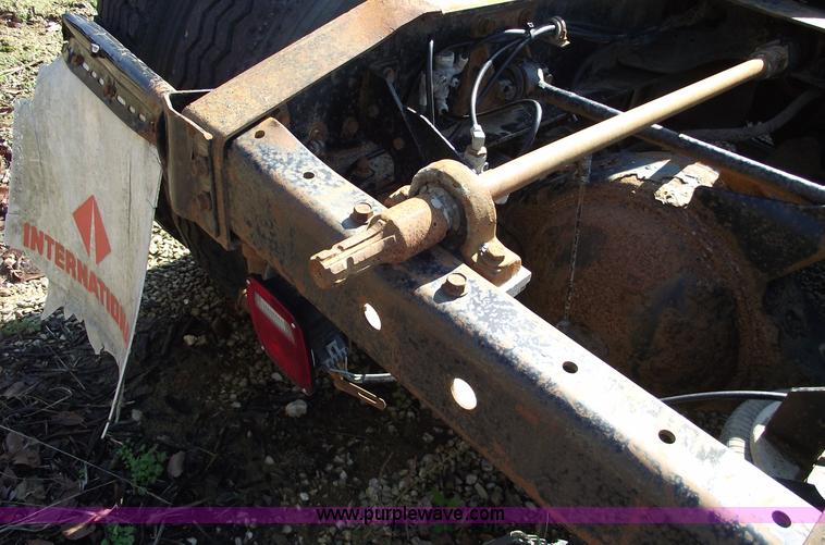 image for item C5753 1993 International 9400 Eagle semi truck