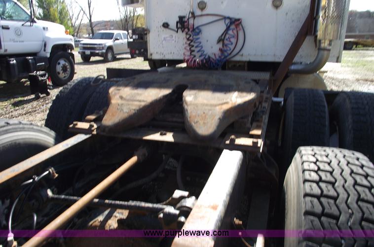 image for item C5753 1993 International 9400 Eagle semi truck