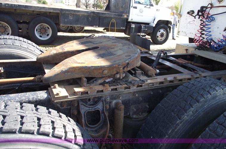 image for item C5753 1993 International 9400 Eagle semi truck