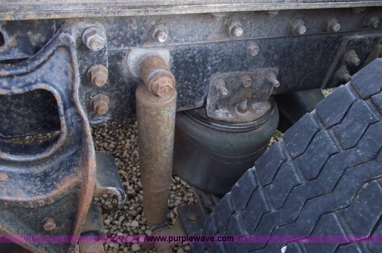 image for item C5753 1993 International 9400 Eagle semi truck