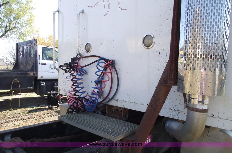 image for item C5753 1993 International 9400 Eagle semi truck