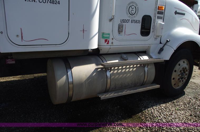 image for item C5753 1993 International 9400 Eagle semi truck