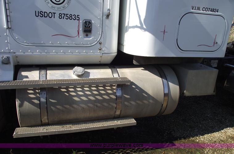 image for item C5753 1993 International 9400 Eagle semi truck