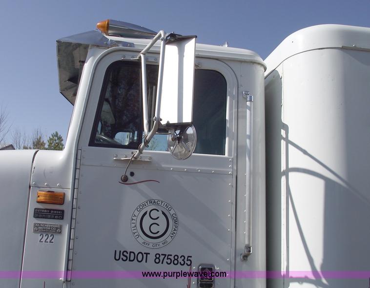 image for item C5753 1993 International 9400 Eagle semi truck