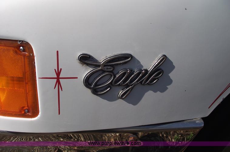 image for item C5753 1993 International 9400 Eagle semi truck