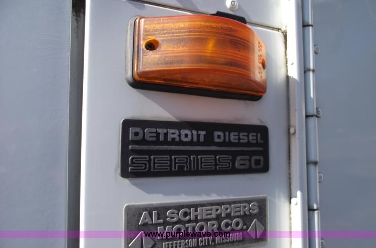 image for item C5753 1993 International 9400 Eagle semi truck