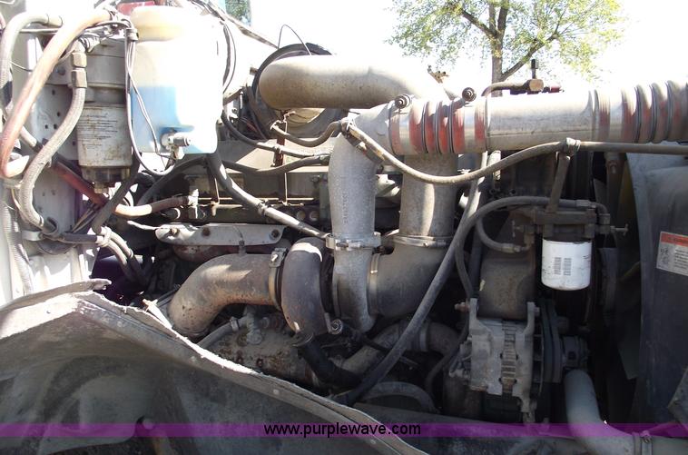 image for item C5753 1993 International 9400 Eagle semi truck