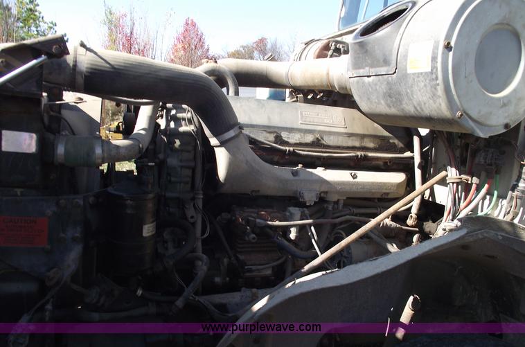 image for item C5753 1993 International 9400 Eagle semi truck