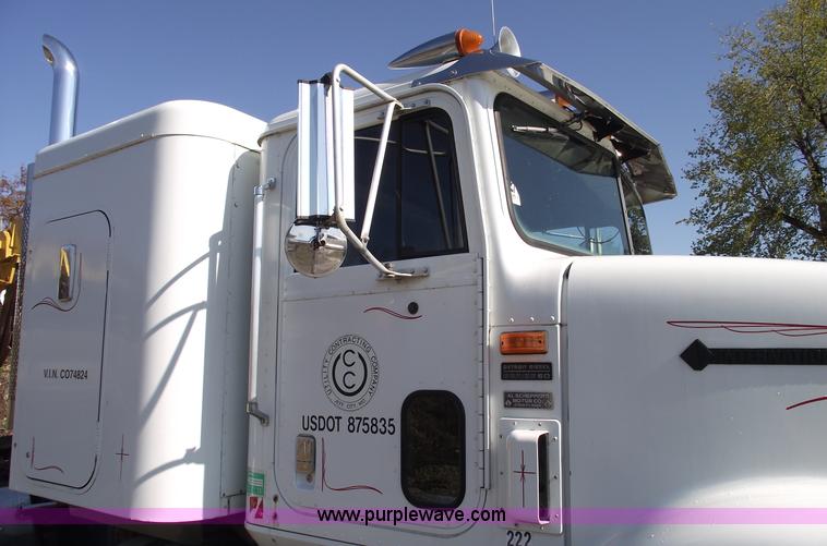 image for item C5753 1993 International 9400 Eagle semi truck