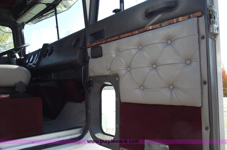 image for item C5753 1993 International 9400 Eagle semi truck