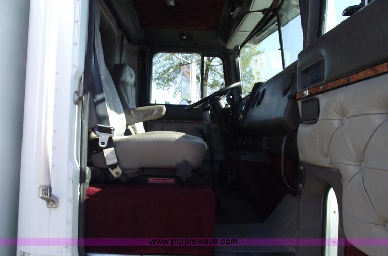 image for item C5753 1993 International 9400 Eagle semi truck