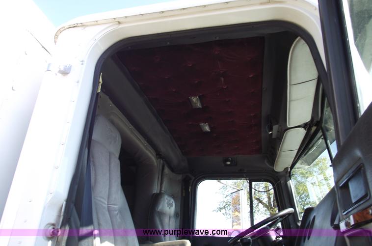 image for item C5753 1993 International 9400 Eagle semi truck