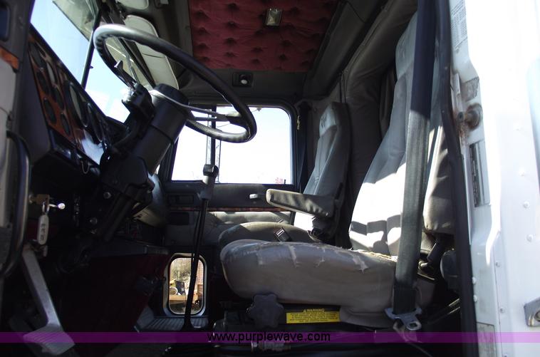 image for item C5753 1993 International 9400 Eagle semi truck