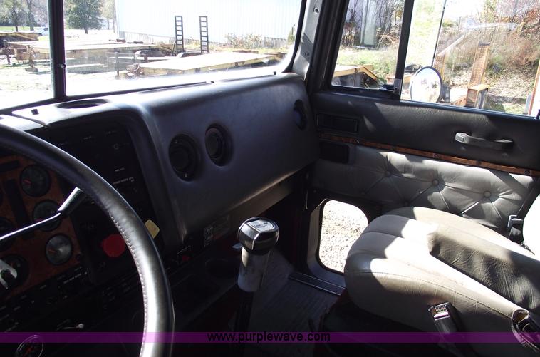 image for item C5753 1993 International 9400 Eagle semi truck