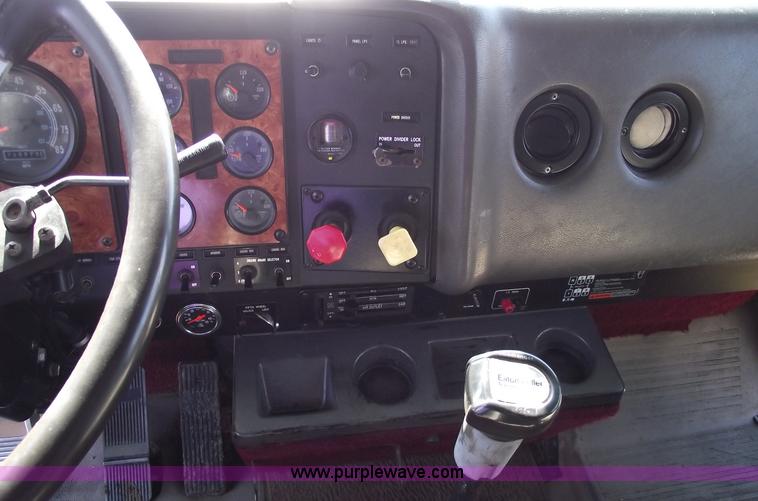 image for item C5753 1993 International 9400 Eagle semi truck