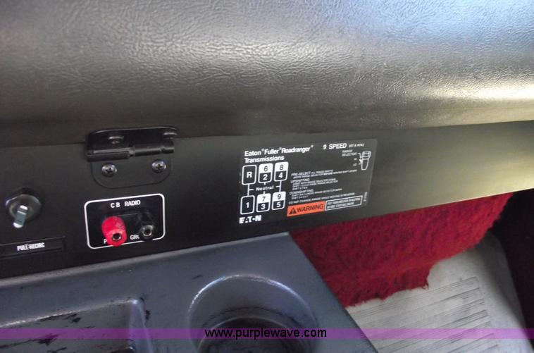 image for item C5753 1993 International 9400 Eagle semi truck