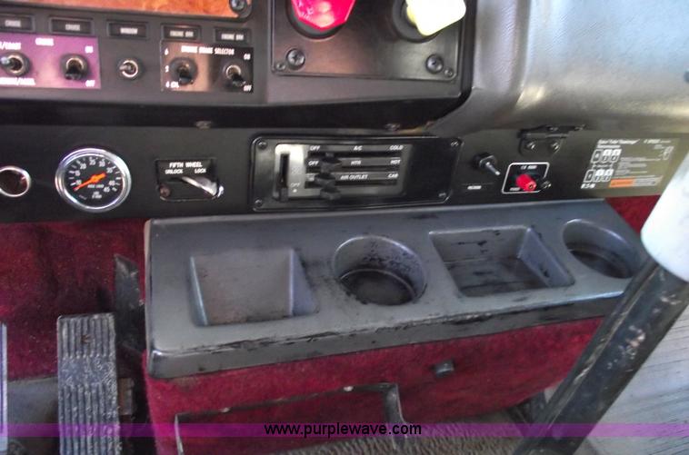 image for item C5753 1993 International 9400 Eagle semi truck