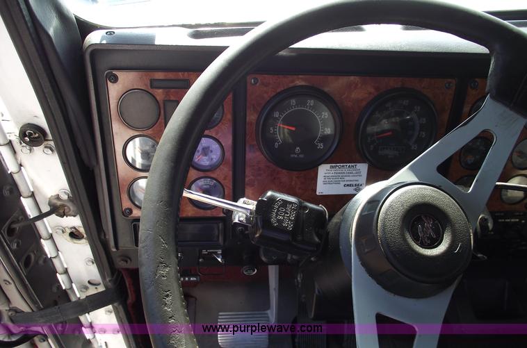 image for item C5753 1993 International 9400 Eagle semi truck