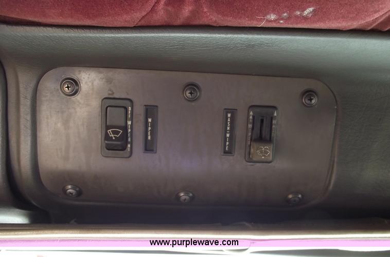 image for item C5753 1993 International 9400 Eagle semi truck