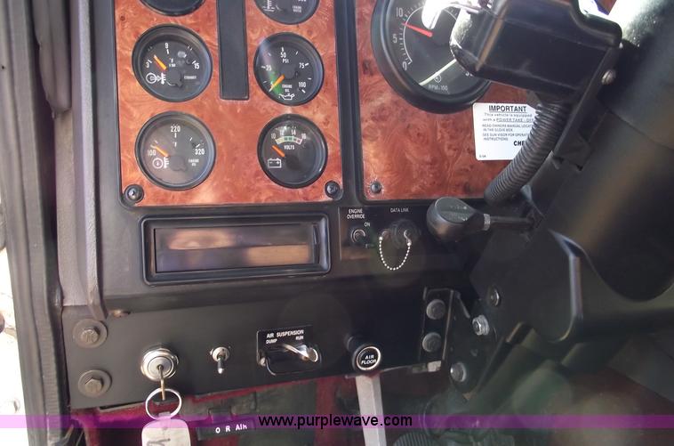 image for item C5753 1993 International 9400 Eagle semi truck