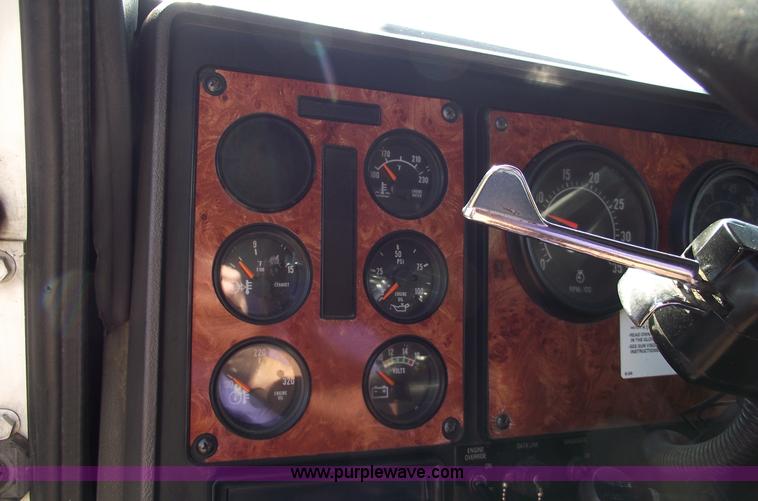 image for item C5753 1993 International 9400 Eagle semi truck