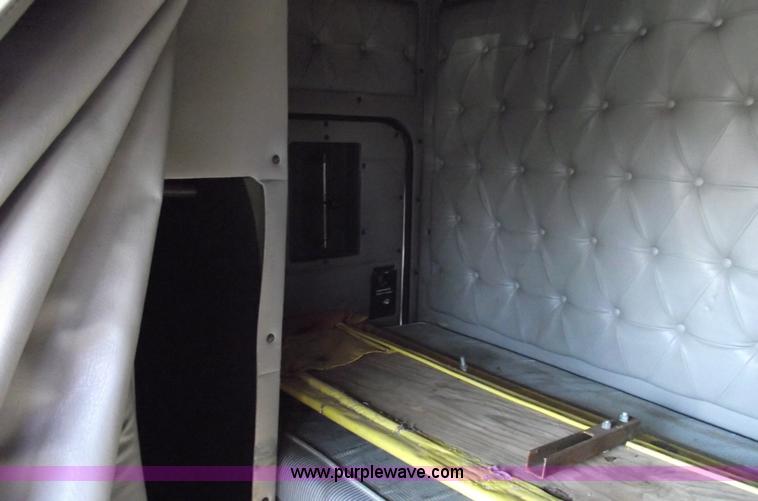 image for item C5753 1993 International 9400 Eagle semi truck