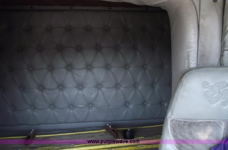 image for item C5753 1993 International 9400 Eagle semi truck