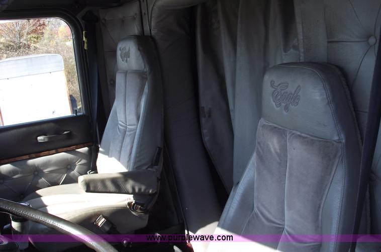 image for item C5753 1993 International 9400 Eagle semi truck