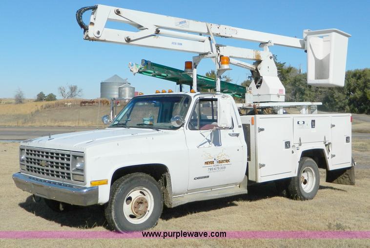 image for item D8610 1989 Chevrolet R3500 utility pickup truck