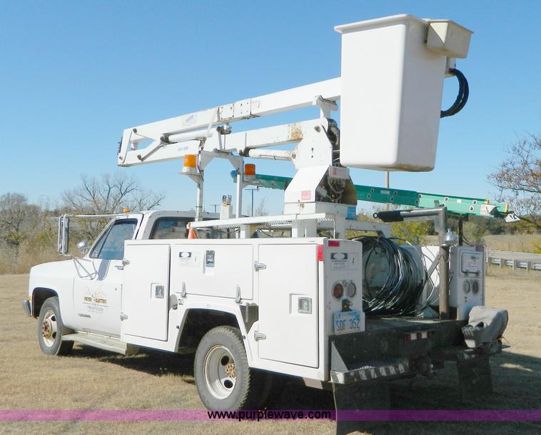 image for item D8610 1989 Chevrolet R3500 utility pickup truck