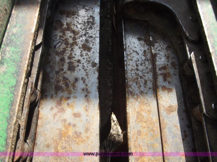 image for item A5356 2006 John Deere 1293 12 row corn head