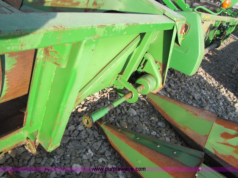 image for item B2003 John Deere 653A row crop header