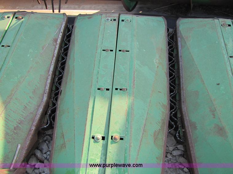 image for item B2003 John Deere 653A row crop header