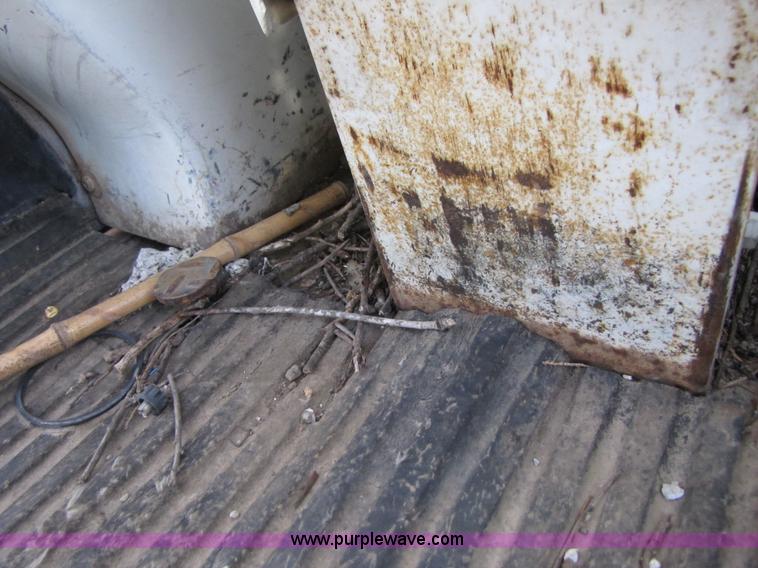 image for item B2004 1975 Ford 9600 tractor