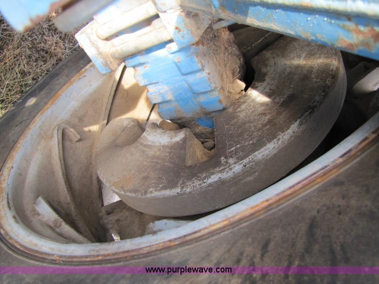 image for item B2004 1975 Ford 9600 tractor