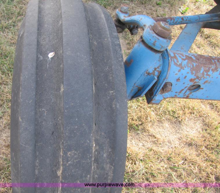 image for item B2004 1975 Ford 9600 tractor