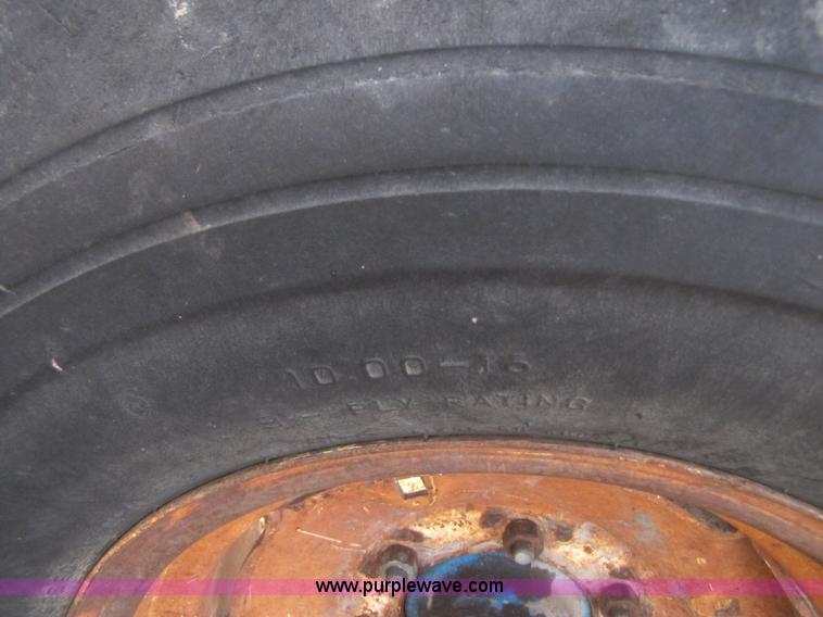 image for item B2004 1975 Ford 9600 tractor