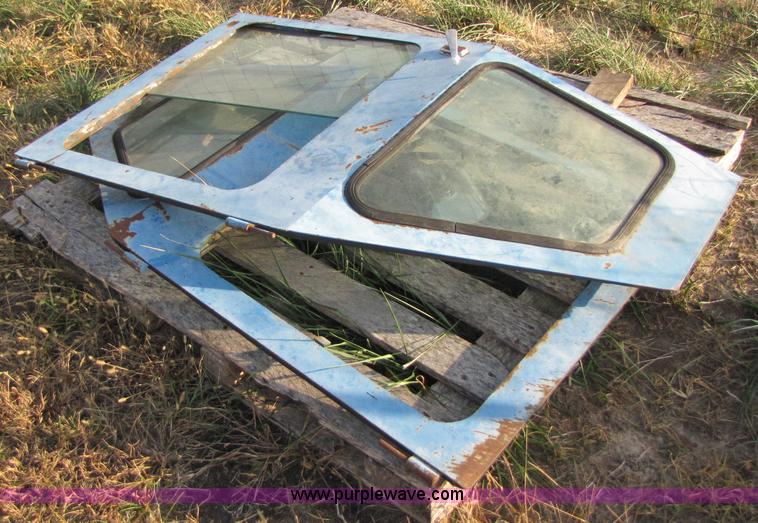 image for item B2004 1975 Ford 9600 tractor