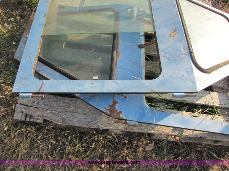 image for item B2004 1975 Ford 9600 tractor