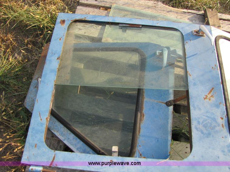 image for item B2004 1975 Ford 9600 tractor