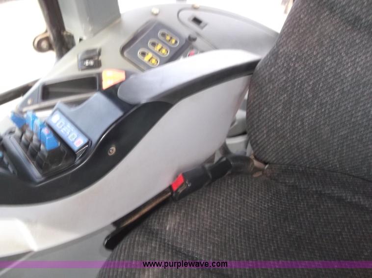 image for item B5063 2007 Challenger MT665B MFWA tractor