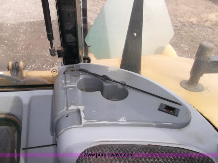 image for item B5063 2007 Challenger MT665B MFWA tractor