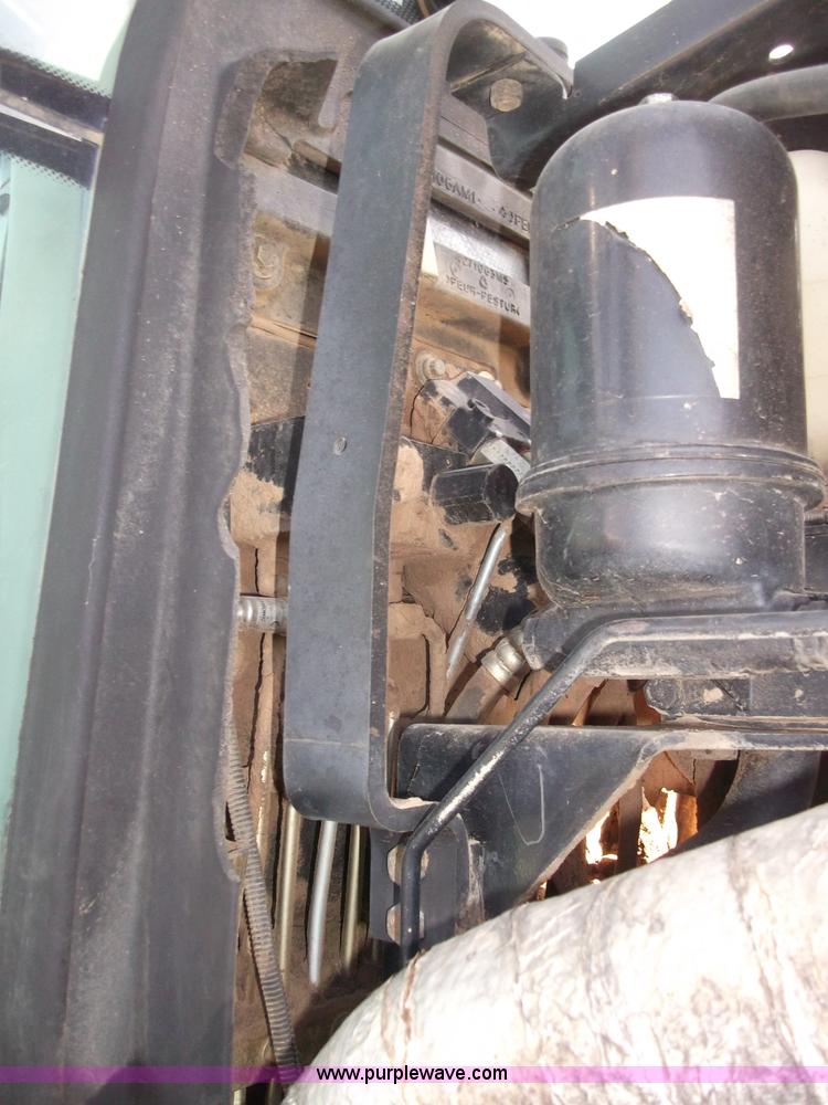 image for item B5063 2007 Challenger MT665B MFWA tractor