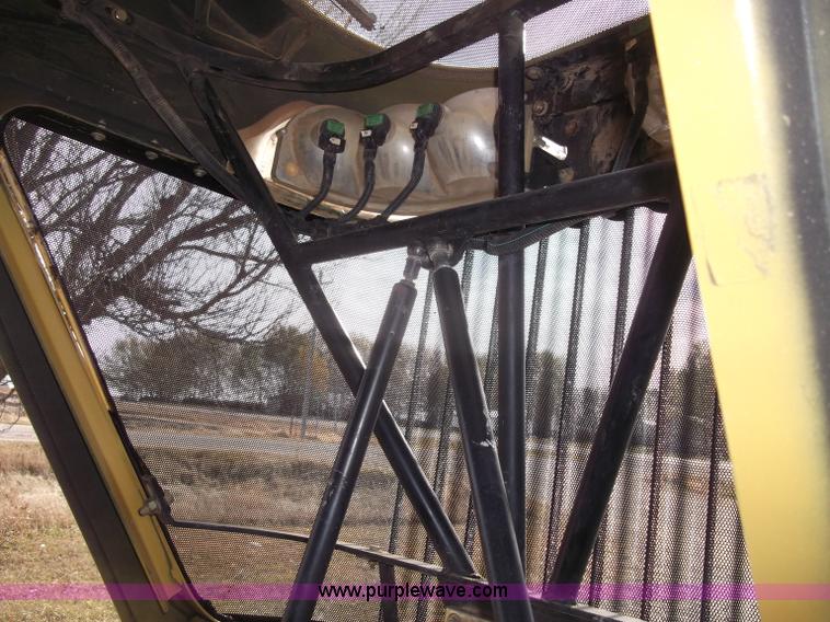 image for item B5063 2007 Challenger MT665B MFWA tractor