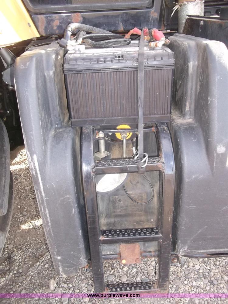 image for item B5063 2007 Challenger MT665B MFWA tractor